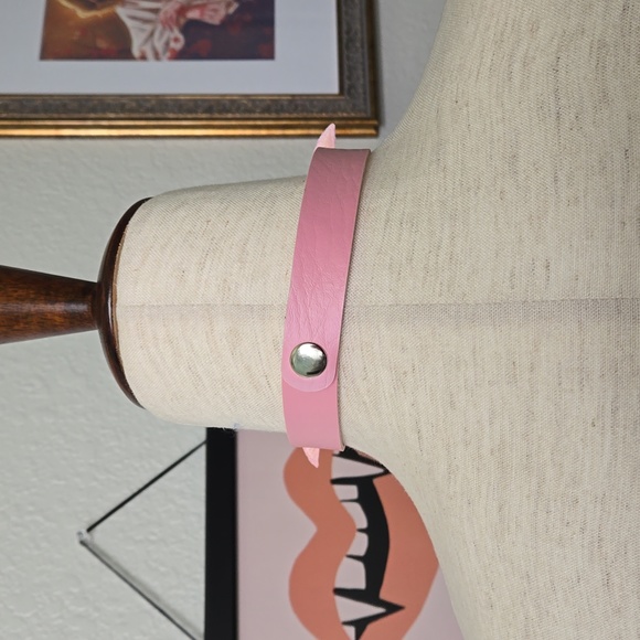 Cute Batwings Heart Faux Leather Choker in Pink, NWT - Picture 12 of 13